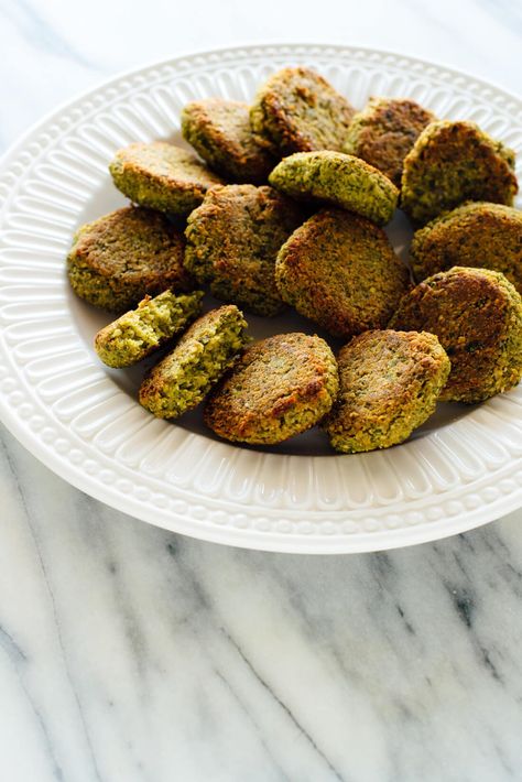 The BEST homemade falafel recipe! This falafel is crispy on the outside, fresh on the inside, and baked in the oven instead of fried! #falafelrecipe #bakedfalafel #crispyfalafel #healthyfalafel Tahini Dressing Recipe, Baked Falafel, Falafel Recipe, Falafels, Tahini Dressing, Tahini Sauce, Canned Chickpeas, Fried Food, Finger Food