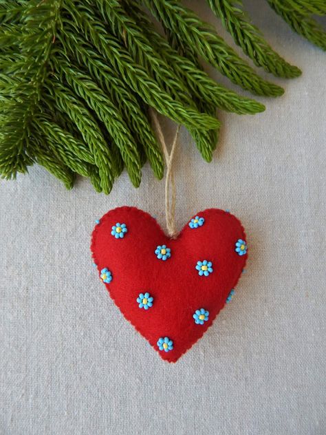 Embroidered Felt Hearts, Felt Valentine Crafts, Felt Heart Ornaments, Felt Hearts Crafts, Fabric Christmas Decorations, Felt Christmas Tree Decorations, Diy Felt Christmas Ornaments, Heart Christmas Ornaments, Holiday Sewing