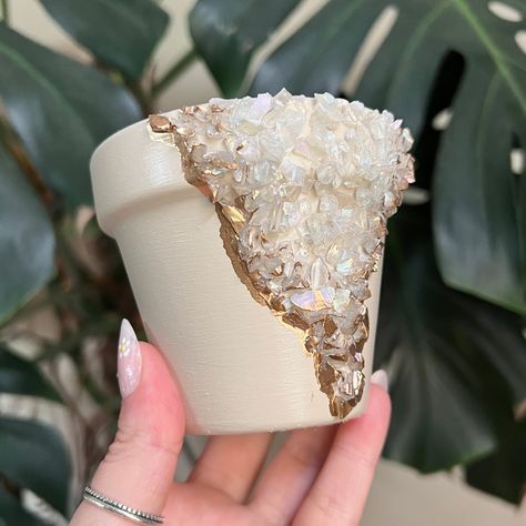 4” hand painted crystal geode planter pot Sealed with acrylic sealer varnish. Water safe, ceramic decorative planter pot. Geode Vase, Clay Crafts Plant Pot, Resin Pots, Crystal Decor Ideas, White Flower Pot, Gold Planter, Texas Decor, Plant Pot Decoration, Crystal Garden