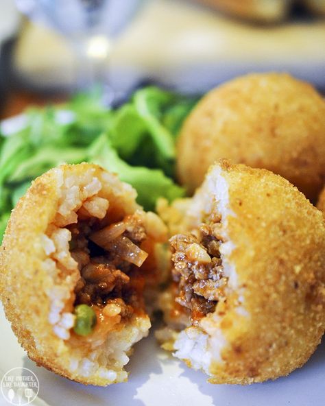 Arancini - a homemade arancini, with a meaty ragu sauce in the middle of rice and fried to perfection! Italian Rice Balls Recipe, Italy Dishes, Arancini Rice Balls, Sicilian Cuisine, Italian Rice Balls, Arancini Balls, Arancini Recipe, Italian Rice, Sicilian Food