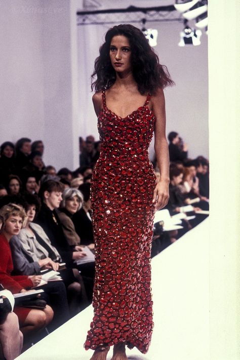 Spring/Summer 1990 Dolce And Gabbana Dress Couture, Red Runway Fashion, Marpessa Hennink, Dolce And Gabbana Runway, 90s Runway Fashion, Runway Fashion Couture, Vintage Runway, 90s Models, Dolce Gabbana Dress