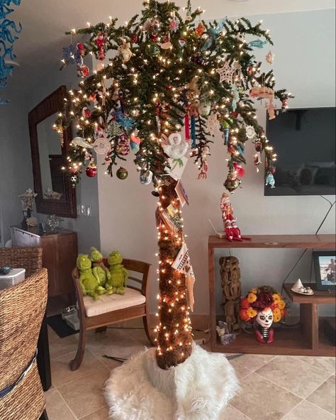 Some day i would like to have a cheiatmas tree like is on a beach somewhere. Some day! Hawaiian Christmas Tree, Tropical Christmas Trees, Palm Tree Christmas, Beach Christmas Trees, Christmas Palm Tree, Florida Christmas, Coastal Christmas Decor, Hawaiian Christmas, Tropical Christmas