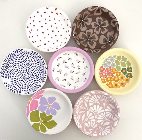 🌟 As seen on The Today Show! 🌟 The Delicates Collection A made-to-order trinket dish with a hand-painted design of your choice. perfect for: a custom gift for a loved one a mother's day gift to hold odds and ends ring or jewelry dish bedside decor to hold a potted plant,candle,hair accessories & more! room/home decor bookshelf decor HOW TO ORDER: choose the design of your choice out of the seven shown in the example photos (please see second photo - each design is coordinated with a number). At checkout, please specify which number design you would like painted for your piece. If you have any questions or requests (ie colors, patterns, etc) do not hesitate to message me to create something perfect for you. DETAILS: - ceramic hand-painted trinket dish - customizable paint color & pattern Ceramic Painting Jewelry Dish, Ceramic Art Bowl, Ceramic Painting Ideas Bowls, Painting Bowls, Diy Trinket Dish, Painted Jewelry Dish, Bowl Painting Ideas, Painted Trinket Dish, Plant Candle