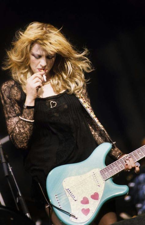 Courtney Love Courtney Love Hole, Kurt And Courtney, Reading Festival, Courtney Love, Music Images, Miss World, Love Blue, 90s Kids, Foo Fighters