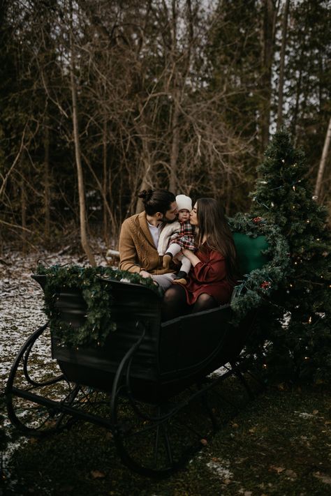 Sleigh Ride Photoshoot, Sleigh Photoshoot Photo Ideas, Sleigh Christmas Photoshoot, Santa Sleigh Photoshoot, Outdoor Christmas Set Up Photography, Christmas Sleigh Photoshoot, Sleigh Photoshoot, Christmas Minis Outdoor, Christmas Outdoor Photoshoot