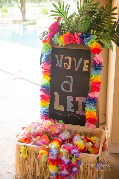 Luau Theme Pool Party, Hawaii Party Ideas Luau Decorations, Hawin Theme Party, Hawaiian Theme Birthday Party Decorations, Hawaiian 30th Birthday Party, Hawaiin Laua Party, Luau Party Backdrop Photo Booths, Hawaiian Birthday Decor, Beach Sweet 16 Party Ideas