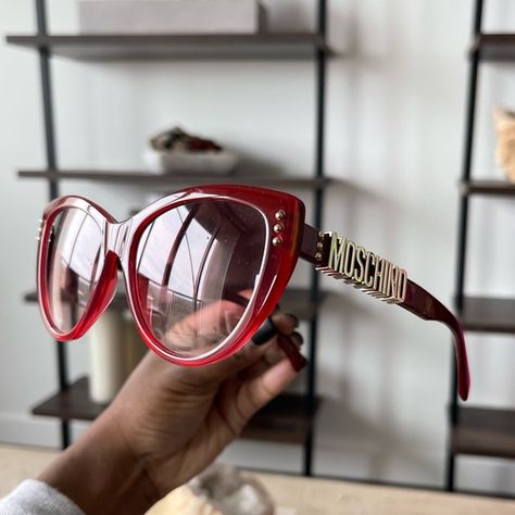 MOSCHINO SUNGLASSES!! Moschino Sunglasses, Moschino Accessories, Red Sunglasses, Love Moschino, Left And Right, Right Side, Moschino, Pick Up, Shades