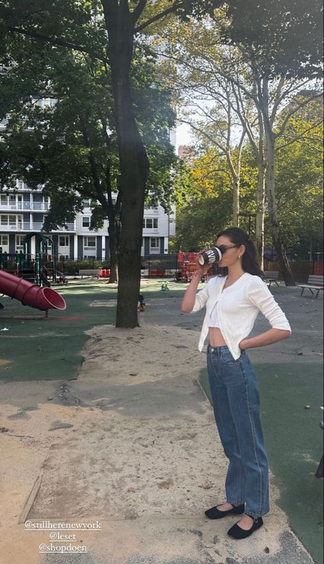 From @ phoebejtonkin instagram story on august 12th 2023 White Cardigan Outfit, Ballet Flats Outfit, Flats Outfit, Phoebe Tonkin, Cardigan Outfits, 가을 패션, Mode Inspiration, Outfits Aesthetic, Look Cool