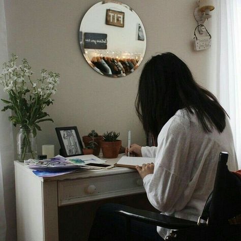 Técnicas para estudiar y tener apuntes organizados – Studio Girasol🌻 Korean Aesthetic, Studying Inspo, Study Hard, Humble Abode, Study Time, Study Inspiration, Study Motivation, Dream Room, Room Inspo