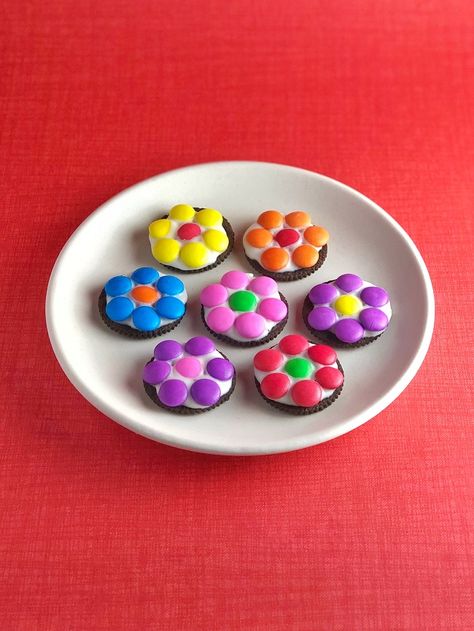 Flower Oreo Bites with Cadbury Gems | Tempting Treat Rice Krispie Treats Cake, Cadbury Gems, Oreo Bites, Spring Snacks, Oreo Biscuits, Teacher Needs, Fun Treats, Class Activities, Food Crafts