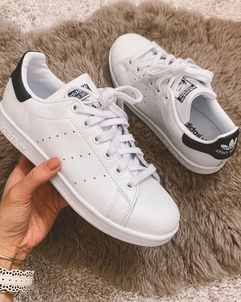 Stansmith Adidas Outfit, White Adidas Shoes Outfits, White Adidas Shoes Women, Adidas Smith, Stansmith Adidas, White Adidas Shoes, White Shoes Outfit, Adidas White Shoes, Best White Sneakers