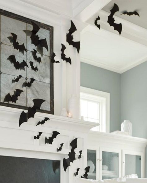 This DIY Bat Garland Is The Perfect Halloween Decoration. Felt Bats, Felt Bat, Halloween Entryway, Easy Diy Halloween Decorations, Bat Wall, Halloween Mantel, Diy Halloween Decor, Wall Safe, Spooky House