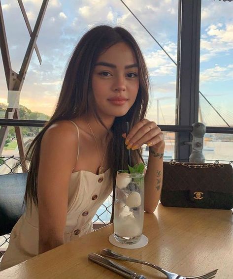 Lily Maymac, Foto Top, Pose Fotografi, Selfie Poses Instagram, Instagram Photo Inspiration, Grunge Hair, Insta Photo Ideas, A Drink, Poses For Pictures