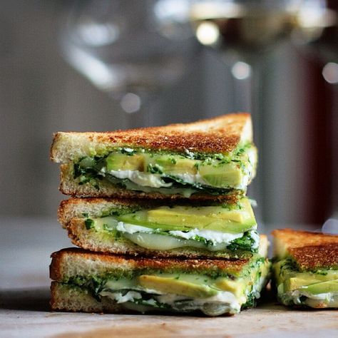 Green Sandwich, Cookies Banane, Pesto Mozzarella, Blinding Lights, Queso Fundido, Kale Pesto, Grilled Cheese Recipes, Grilled Sandwich, Spinach And Cheese