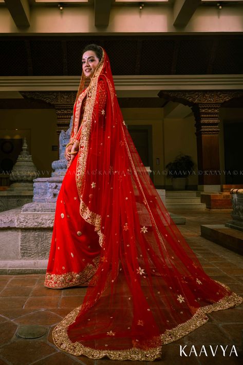 Long Tail Bridal Dupatta, Long Veil Indian Bride, Red Veils Bridal, Tail Dupatta Bride, Wedding Dress Older Bride, Saree Veil, 2nd Marriage Wedding Dress, Red Bridal Veil, Older Bride Wedding Dress