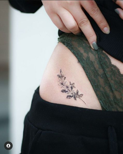 Tattoo Placement Hip, Floral Hip Tattoo, Cute Thigh Tattoos, Tato Minimal, Flower Thigh Tattoos, Petit Tattoo, Hip Tattoos Women, Thigh Tattoos Women, Discreet Tattoos