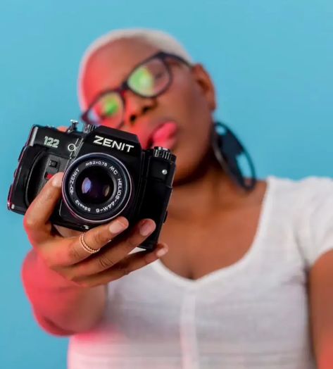 Black Female Photographers Doing It For The Culture - xoNecole: Women's Interest, Love, Wellness, Beauty Black Women Photographers, Videography Branding, Black Photographers, Camera Poses, Artist Photoshoot, Non Binary Fashion, Women Photographers, Photographer Outfit, Professional Photoshoot