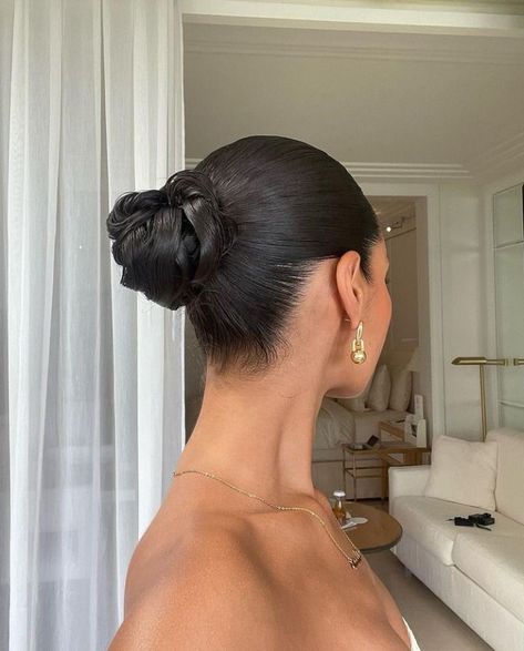 Jamilla Strand, Hair In A Bun, Pretty Makeup Looks, Sleek Bun, Sleek Hairstyles, Party Hairstyles, Aesthetic Hair, Hairstyles Haircuts, Dark Hair