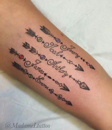 Grandchildren Tattoos, Tattoos For Women On Thigh, Name Tattoos For Moms, Kid Name Tattoo, Arrow Tattoo Design, Tattoos With Kids Names, Mother Tattoos, Geniale Tattoos, Cool Tattoos For Guys