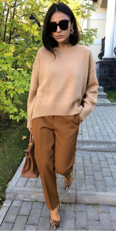 Spring Work Outfits, 20s Fashion, Mode Casual, Brown Pants, Spring Outfits Women, Inspired Outfits, Work Outfits Women, 가을 패션, Professional Outfits