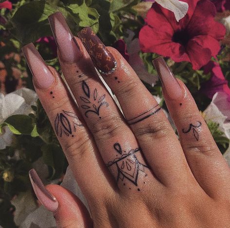 Fine Hand Tattoos For Women, Fingertip Tattoos For Women, Chain Finger Tattoo, Virgo Finger Tattoo, Side Of Hand Tattoos For Women, Finger Tattoo Stencil, Palm Size Tattoos Ideas, Finger Ornaments, Palm Size Tattoos