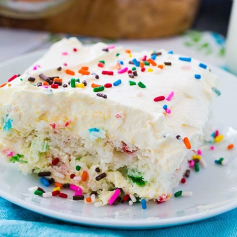 Skinny Funfetti Cake is a lightened up dessert with lots of sprinkles and a magical frosting. So easy to make with a box of cake mix. How is this cake lighter? The only additions to the box of cake mix are a cup of water and a cup of Greek yogurt. The Greek yogurt adds... Weight Watchers Birthday Cake, Healthy Confetti Cake, Cake With Greek Yogurt, Funfetti Cake Mix Recipes, Funfetti Recipes, Macro Desserts, Ww Sweets, Greek Yogurt Cake, Diet Cake