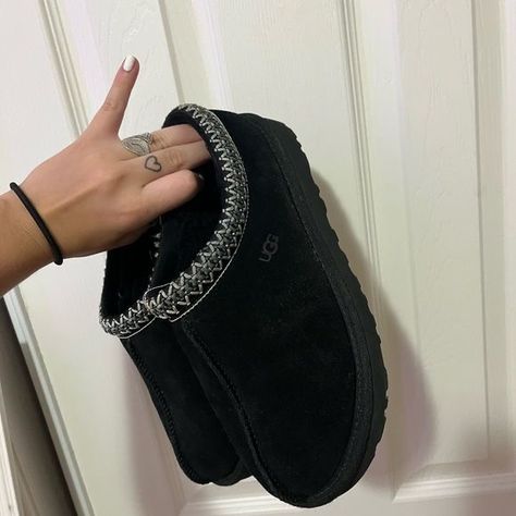 Ugg Talisman Slippers, Talisman Uggs, Talisman Uggs Outfit, Shoes For Black Women, Uggs Slippers Black, Black Tasman Uggs, Ugg Tasman Black, Uggs Black, Trendy Shoes Sneakers