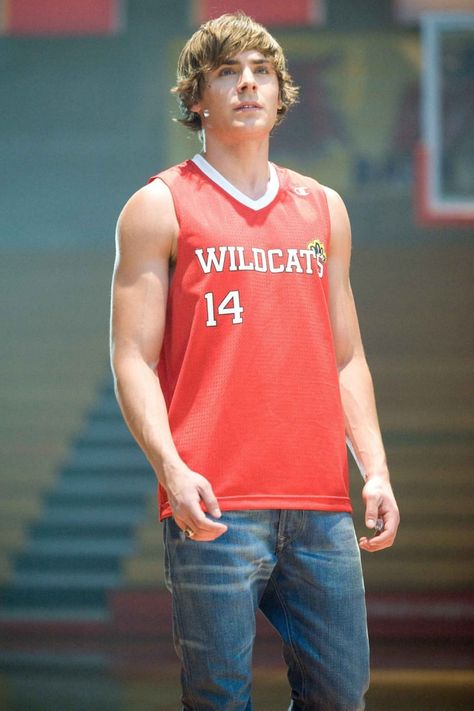 Zac Efron Wallpaper, Zac Efron Baywatch, Zac Efron High School, Zac Efron Style, Zac Efron Hair, Zac Efron Pictures, Zach Efron, Zac Efron And Vanessa, Troy Bolton