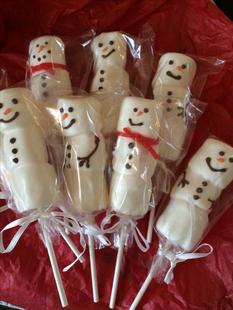 Chocolate covered marshmallow snowmen! Diy Christmas Presents For Family, Marshmallow Figures, Christmas Presents For Family, Christmas Stall Ideas, Marshmallow Ideas, Dipped Marshmallows, Christmas Candy Crafts, Christmas Party Treats, Presents For Family