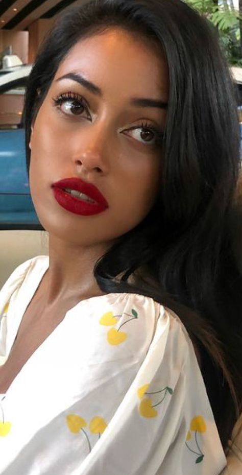 That dewy look but w the bold lips....she’s beautiful! Simple Red Lip Makeup Look, Simple Red Lip Makeup, Berry Lip Makeup, Makeup Looks Red Lips, Berry Lips Makeup, Red Lip Makeup Look, Makeup Looks Red, Classic Makeup Looks, Dewy Look