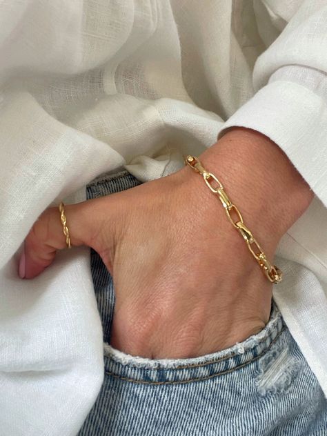 Gold Bracelets Stacked, Paperclip Bracelet, Gold Chain Bracelet, Bracelet Stacking, Wedding Jewelry Bracelets, Gold Bracelet Chain, Effortless Chic, Bracelet Gold, Jewelry Case