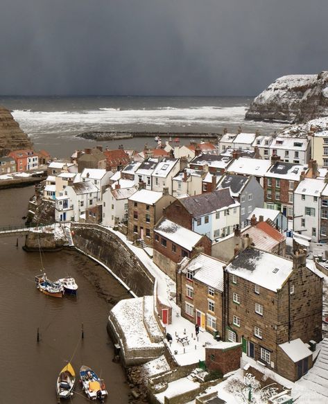 Staithes, Yorkshire Winters Morning, Lighthouse Pictures, Seaside Village, Coastal Towns, North Yorkshire, Beautiful Buildings, Places Around The World, Wonderful Places, Beautiful World