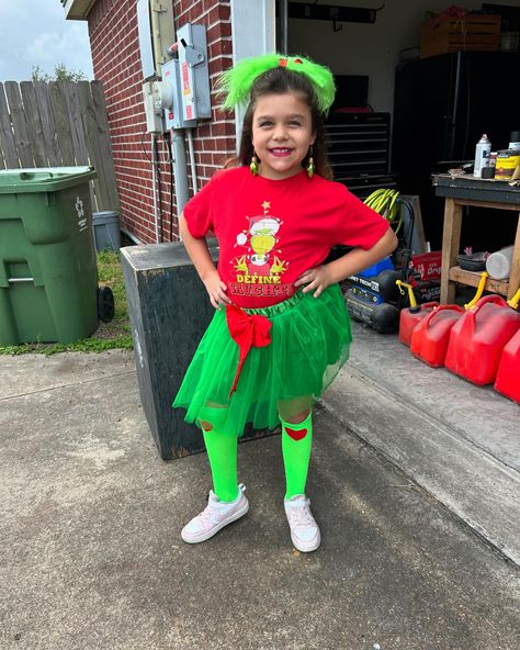 You’re a mean one Misses Grinch 💚 Grinch Day for my Becca Boo today at school! Anyone else’s kiddos have dress up days??? #grinch #grinchmas #christmas #beccaboo Grinch Day, Dress Up Days, Dress Up Day, Re A, At School, Grinch, Dress Up, Christmas, Quick Saves