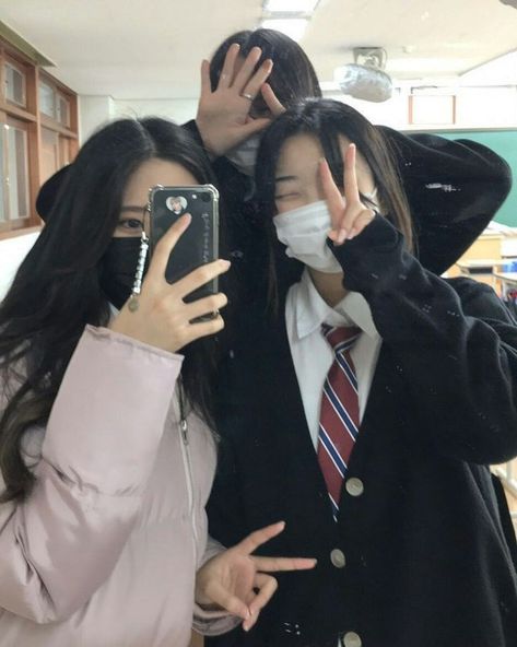 predebut pics Korean Girl Best Friends, Idol School Dr, Trio Korean, Friends Ulzzang, Ulzzang Friends, Korean Friends, Korean Best Friends, Best Friend Poses, Cute Friend Pictures