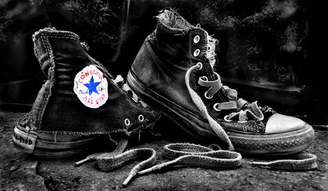 one person could wear converse Converse Photography, Tenis Converse, Black And White Converse, All Stars Converse, Sneaker Art, Shoe Art, Converse All Star, Chuck Taylor Sneakers, Chucks Converse