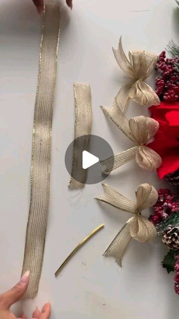 Paper Flower Projects, Christmas Present Bow, How To Make A Ribbon Bow, Bows For Presents, Ribbon Bow Tutorial, Bow Making Tutorials, Diy Wreath Bow, Flower Projects, Christmas Bows Diy