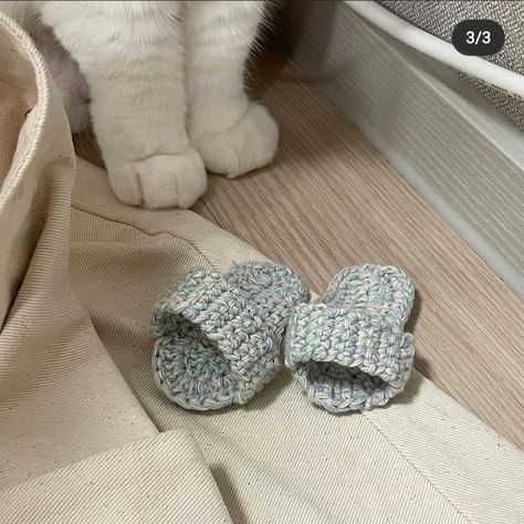 Giant Animals, Cat Slippers, Cat House Diy, Animal Slippers, Fantastic Baby, Paws And Claws, Puppy Clothes, Knitted Slippers, Cat Costumes