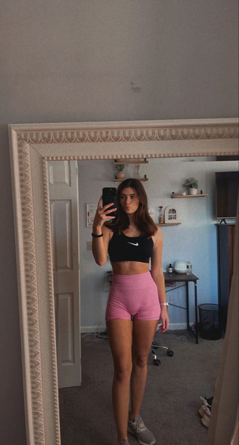 Pink gym shorts, nike sports bra Workout Bra And Shorts, Pink Gym Shorts Outfits, Nike Bra Outfit, Pink Nike Pros Outfit, Spandex Shorts Outfit Gym, Pink Sports Bra Outfit, Pink Shorts Aesthetic, Nike Pro Shorts Outfit School, Nike Pros Outfit Aesthetic