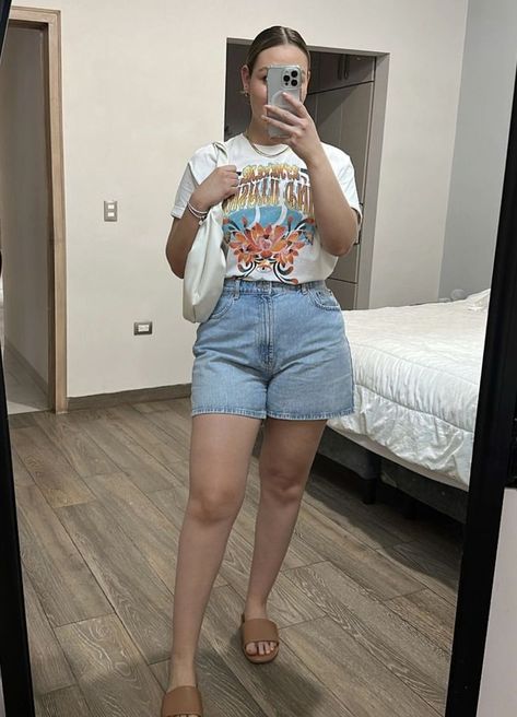 Jean Shorts Outfit Ideas, Jean Shorts Outfit, Shorts Outfit Ideas, Casual Sporty Outfits, Curvy Casual Outfits, Outfits Gorditas, Casual Day Outfits, Quick Outfits, Shorts Outfit