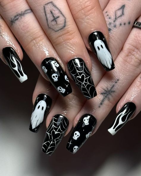 These spooky nails are bootiful! 👻💅🏽 📸 spellboundxnails Black Halloween Nails, Horror Nails, Holloween Nails, Spooky Chic, Spooky Nails, Skull Nails, Witchy Nails, Halloween Acrylic Nails, Gothic Nails