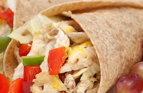 This easy breakfast recipe calls for egg whites, a low-cal lean protein source, as well as veggies and light cheese. 400 Calorie Lunches, 1300 Calorie Meal Plan, Macro Meal Plan, Salad Wrap, Easy Healthy Lunch Recipes, Waldorf Salad, Easy Healthy Lunches, Calorie Meal Plan, Protein Packed Breakfast