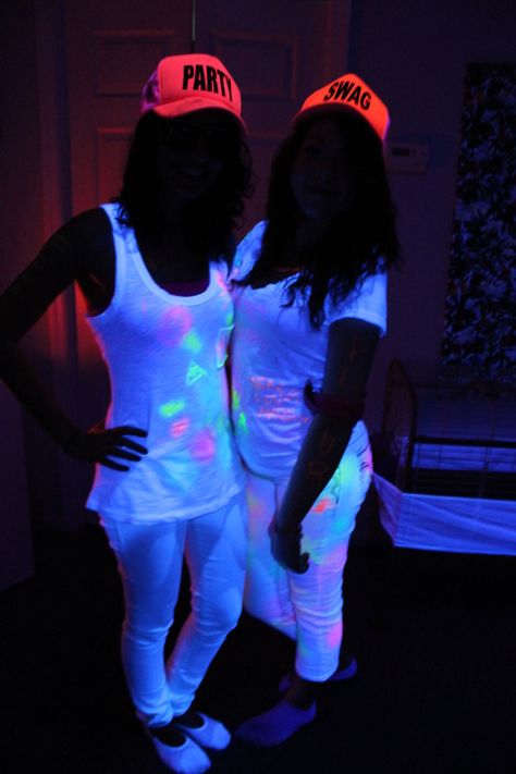 Tips on How to Throw a Black Light Party More Festival Tips and Tricks http://festguru.tumblr.com Diy Blacklight Party, Diy Blacklight, Neon Party Outfits, Birthday Tips, Black Light Party, Outfit Dance, Glow In Dark Party, Neon Birthday Party, Glow Birthday Party