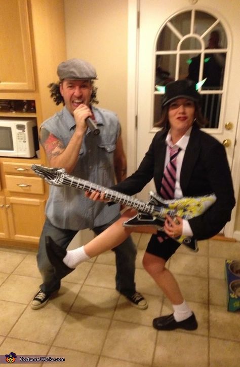 AC/DC - Brian Johnson & Angus Young - Halloween Costume Contest Acdc Costume, Rock Star Costumes, Acdc Outfit, Rockstar Halloween Costume, Rockstar Costume, Rocker Costume, Rock Costume, 80s Halloween Costumes, Office Halloween Costumes