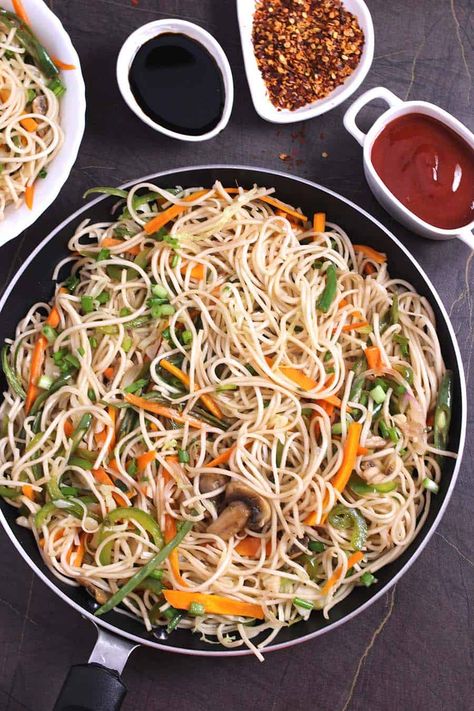 Noodles Photography, Indian Noodles, How To Cook Noodles, Veg Hakka Noodles, Hakka Noodles Recipe, Veg Noodles, Rolled Chicken Recipes, Hakka Noodles, Veg Restaurant