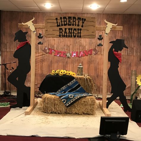 Cowboy Homecoming Float, Cowboy Party Backdrop, Cowgirl Party Decorations Western Decor, Western Party Ideas Decoration, Country Photobooth, Western Photobooth, Western Party Backdrop, Cowboy Backdrop, Western Backdrop