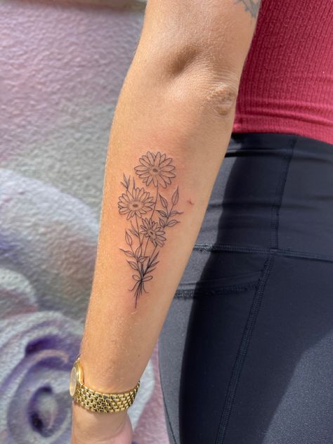 Daisy With Vines Tattoo, Four Flower Tattoo, Women Outer Forearm Tattoo, Daisy Side Tattoo, Daisy Mandala Tattoo Design, Birth Flower Daisy Tattoo, Daisy Bouquet Tattoo Simple, Long Stem Daisy Tattoo, Gerber Daisy Bouquet Tattoo