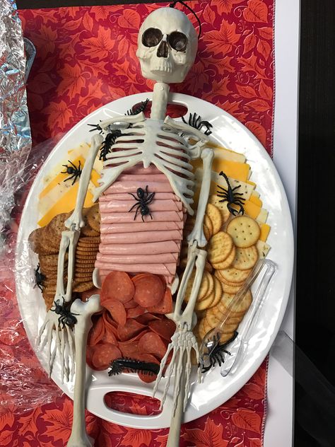 Halloween Skeleton Platter Skeleton Appetizer Tray, Skeleton Meat Platter, Skeleton Veggie Platter, Skeleton Platter, Halloween Trifle, Summerween Party, Halloween Party Desserts, Easy Halloween Party Food, Halloween Party Appetizers