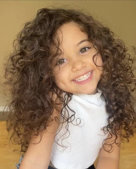 Brunette Baby Girl, Valentines Day Baby Pictures, Curly Hair Toddler, Baby Fever Pictures, Kids With Curly Hair, Valentine Baby Announcement, Baby In Bloom Cookies, Baby First Valentines Day, Curly Hair Kids