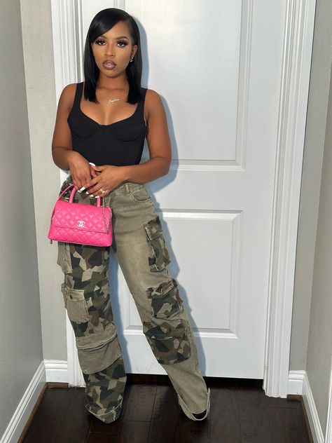 Jackets To Wear With Cargo Pants, London Baddie Outfits, Corset And Sneakers Outfit, Corset Outfits Ideas, Corset Outfits Black Women, Concert Outfit Summer Black Woman, Corset Top Outfit Black Women, Baddie Classy Outfits, Corset And Cargo Pants Outfit