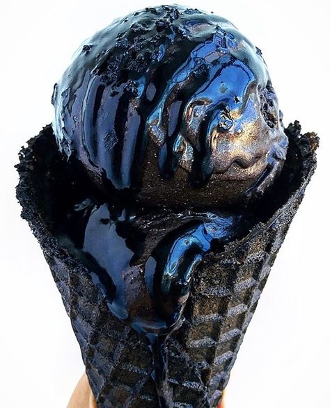 Black ice cream (darkest cocoa), black waffle cone, black caramel, and black sea salt Glace Fruit, Black Ice Cream, Yummy Ice Cream, Waffle Cone, Love Ice Cream, Black Food, Milk Shakes, Waffle Cones, Black Ice